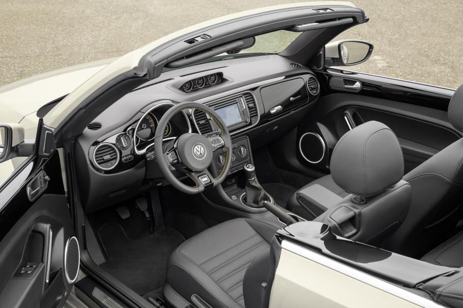 Volkswagen Beetle Dune Convertible 2016 года  (фото 10 из 32)